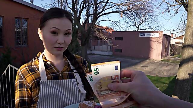 Amateur stranger Luna TrueLove takes money to be fucked in POV