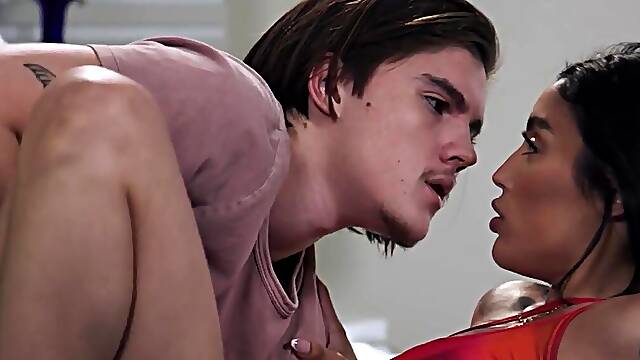 Vanessa Sky is going to take her stepbrother on sexually