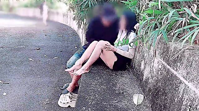 Student fucks girlfriend on show in the park.