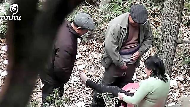 郊外公園密林裏2個猥瑣大叔與中年婦女啪啪野戰 輪流一個操另一個放哨 貌似有點猛