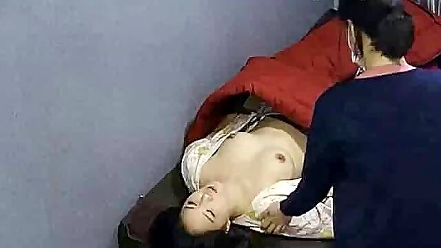 IPCAM – Korean girls get waxed for the first time