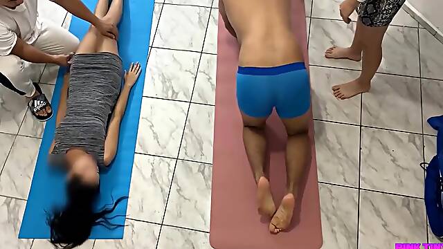 Masajes En Pareja El Cliente Me Pidio Que Me Montara Encima De El Y Le Hiciera Masaje En Su Polla Al Lado De Mi Esposo Ntr 17 Min