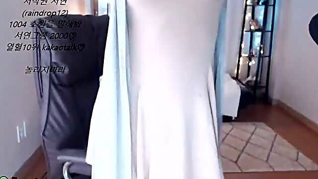 Korean camgirl showing her wonderful body