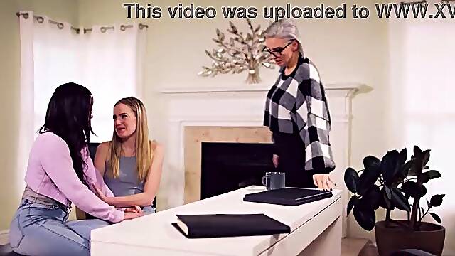 Large boobs lesbo marriage counselor Kenzie Taylor screws lesbo pair