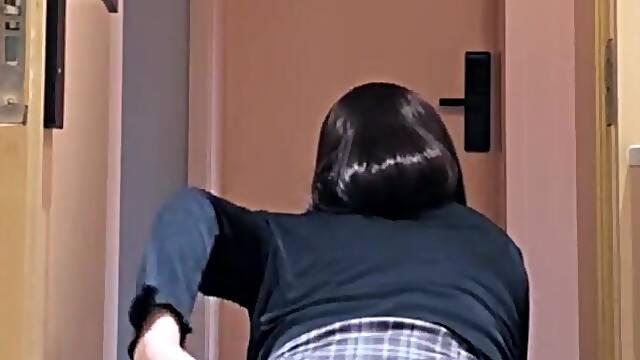 Crossdresser Tingxuan opened the hotel room door and then masturbated.