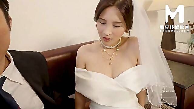 ModelMedia Asia - The promiscuous bride who had an affair while wearing her wedding dress