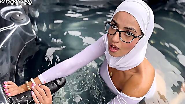 Hijabi Aaliyah Yasins red-hot bathtub big black cock JOI