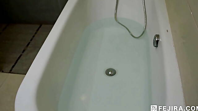 Fejira com Fetish girl in leather taking a bath in the bathtub