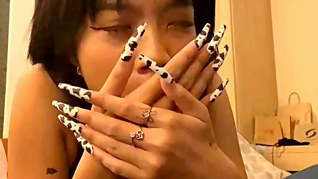 Emma Thai Enjoys Long Nails for Her Holes in Live Show